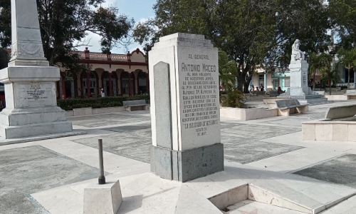 El mármol herido y la fragilidad de la memoria