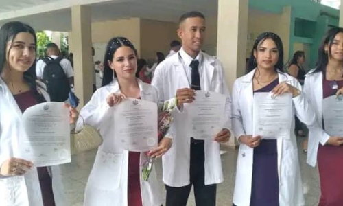 Ratifican su compromiso con la Salud Pública los nuevos graduados tuneros