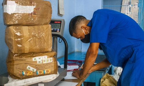 Correos de Cuba padece el bloqueo económico 