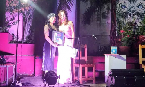 Holguinera conquista premio literario Portus Patris