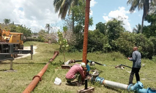 Manatí repara, conecta y distribuye agua pese a bloqueo energético