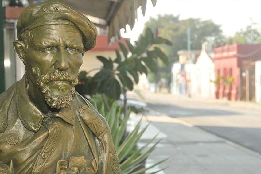 Sculpture to "El Comandante"