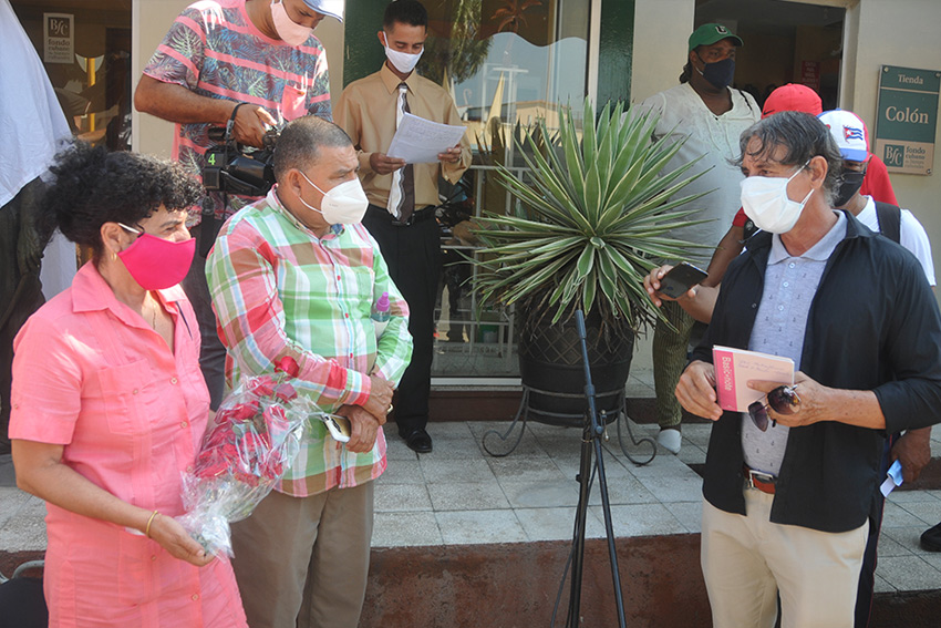 Placement of the "El Comandante" sculpture
