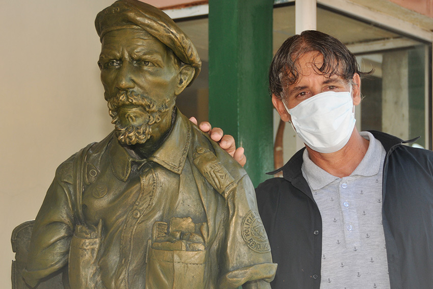 Sculpture to "El Comandante" and his author
