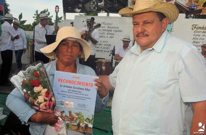 Desarrollan en Las Tunas acto nacional por el día de la mujer rural