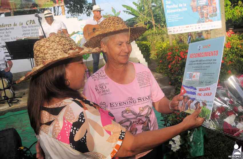 Desarrollan en Las Tunas acto nacional por el día de la mujer rural