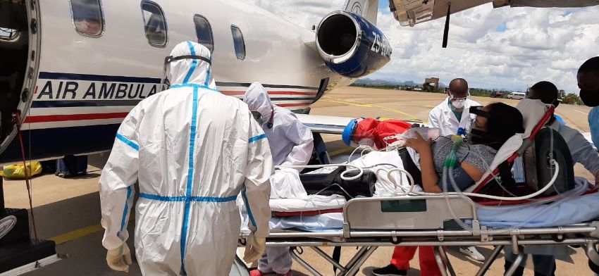 paciente montando a ambulancia aérea colaborador de Puerto Padre