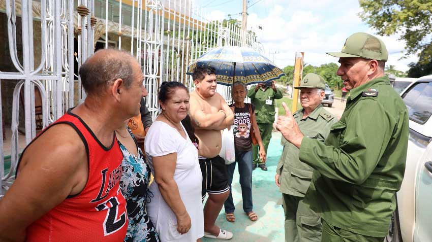 El jefe del Estado Mayor de la Defensa Civil conversó con la población tunera.