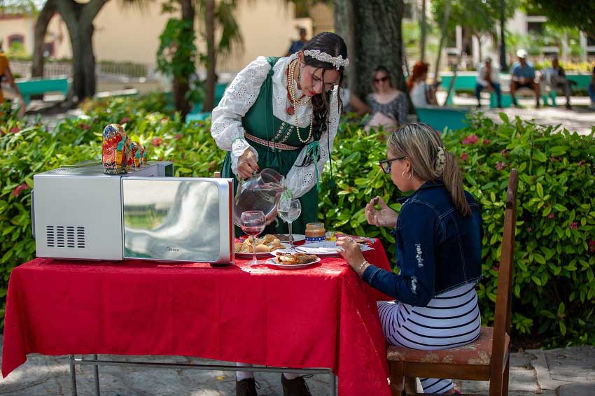 Performance El otro manjar, como parte de la jornada de intervenciones urbanas La Pupila Archivada