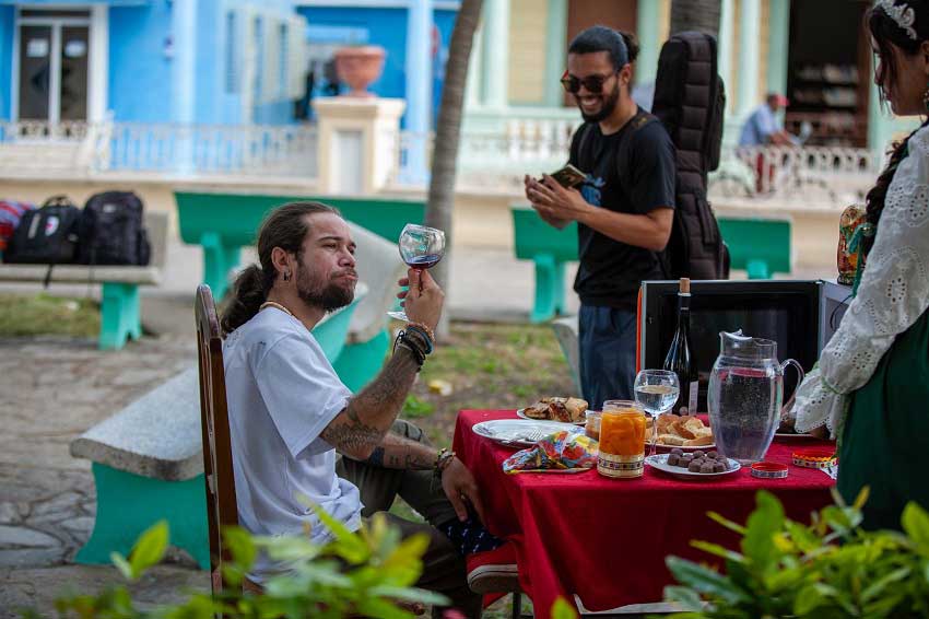 Performance El otro manjar, como parte de la jornada de intervenciones urbanas La Pupila Archivada