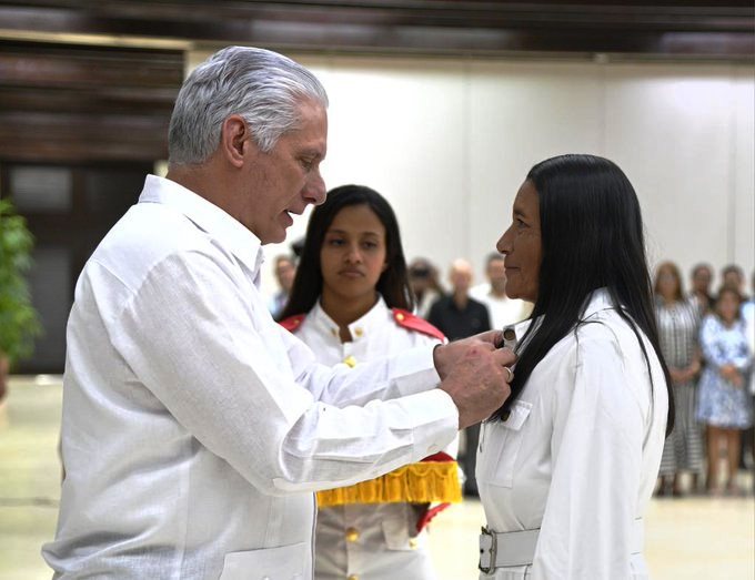 Magdelaine1. Momento en el que el Presidente de la República Miguel Díaz Canel imone el título honorífico Heroína del Trabajo de la República de Cuba. a Magdelaine Sosa Menencia Jobabo Las Tuna
