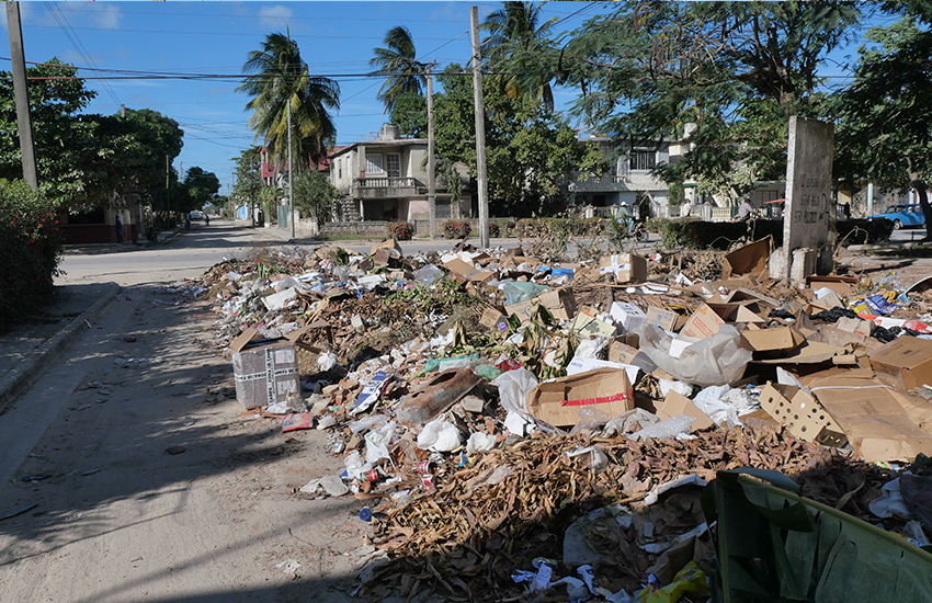 Cientos de microvertederos matizan un paisaje maloliente.