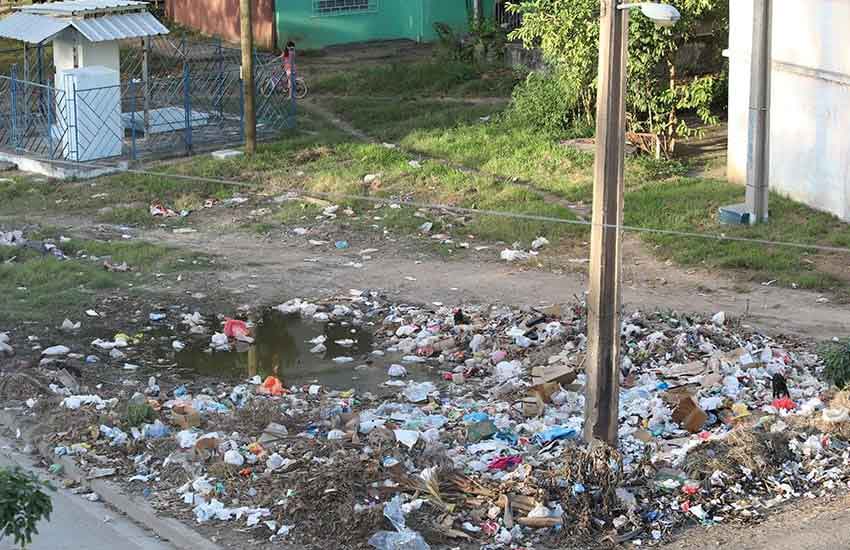 Cientos de microvertederos matizan un paisaje maloliente.