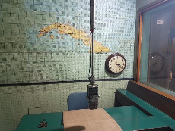 Cabina de la emisora Radio Reloj 