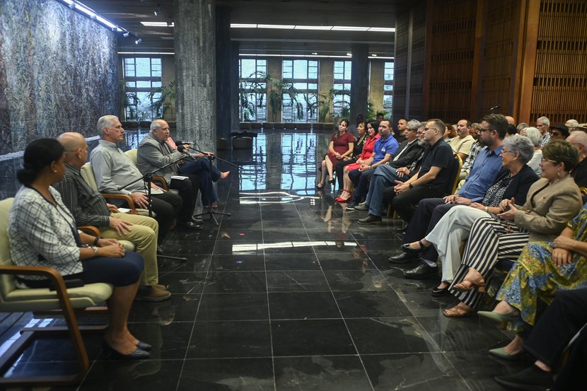 Encuentro con artistas e intelectuales por Día de la Cultura Cubana