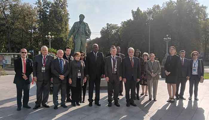 Reaching the statue in homage to Fidel, located in Moscow’s Sokol district, was a mandatory visit. 