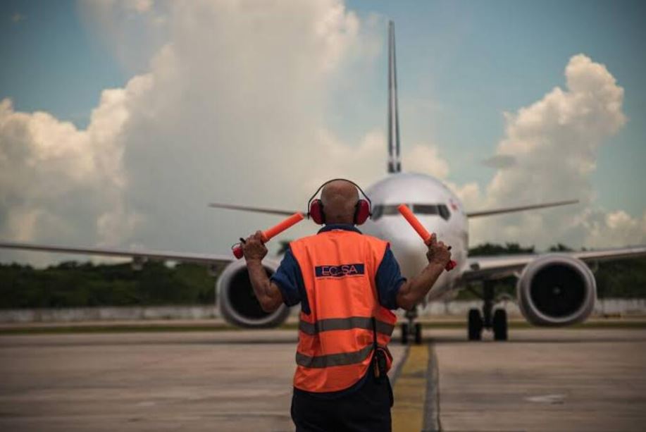 avión maniobra en aeropuerto