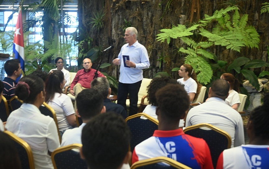 encuentro diaz canel con jovenes por aniversario muerte del che