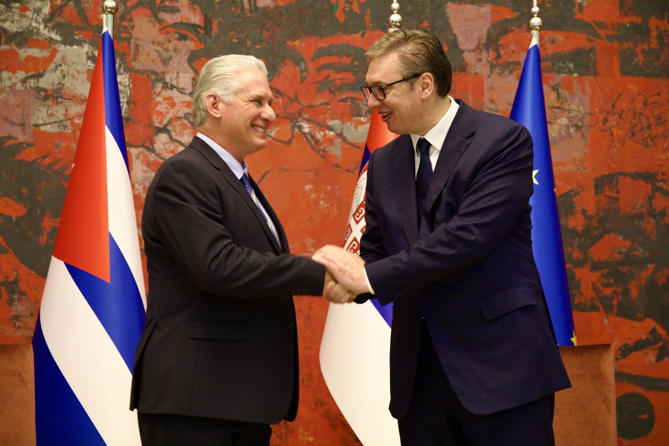 Díaz-Canel was received with military honors by his Serbian counterpart, Alexander Vucic.