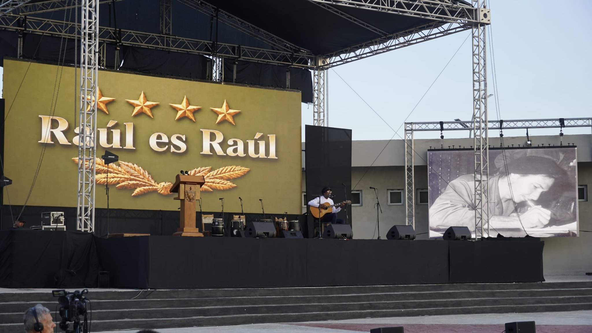 tribuna en defensa de Raúl y la Revolución 11