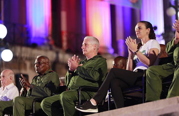 2511 acto escalinata3