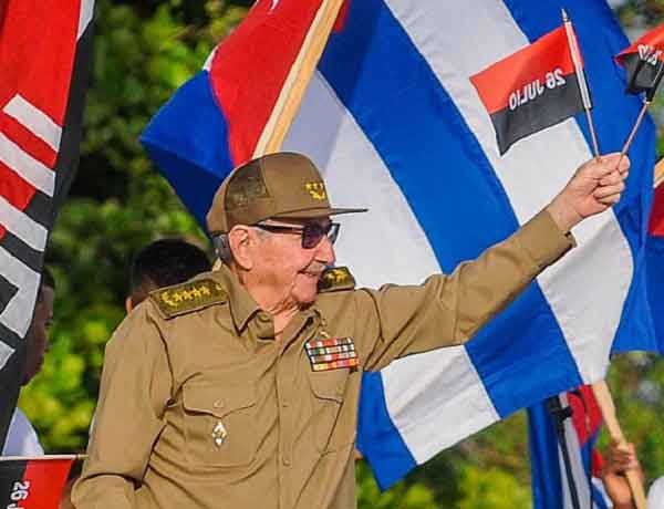 El General de Ejército Raúl Castro en la Plaza de la Revolución en Cienfuegos