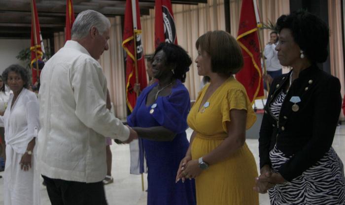 Un total de 16 compañeros recibieron la Medalla Por la Defensa de la Patria y la Unidad del Barrio, en representación de los 214 agasajados con ella. 