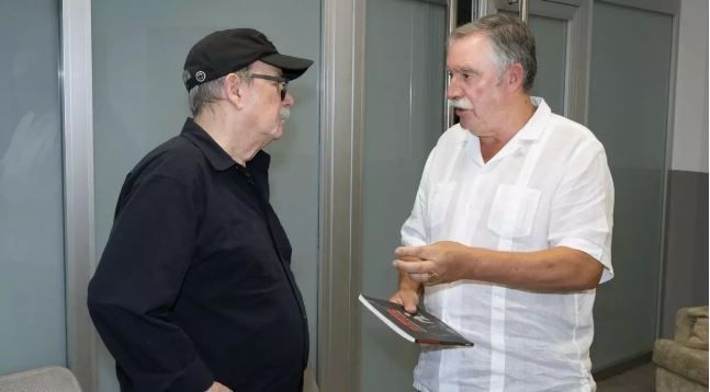 El alcalde de Oleiros Ángel García Seoane con el cantante cubano Silvio Rodríguez tras su concierto en A Coruña. LOC