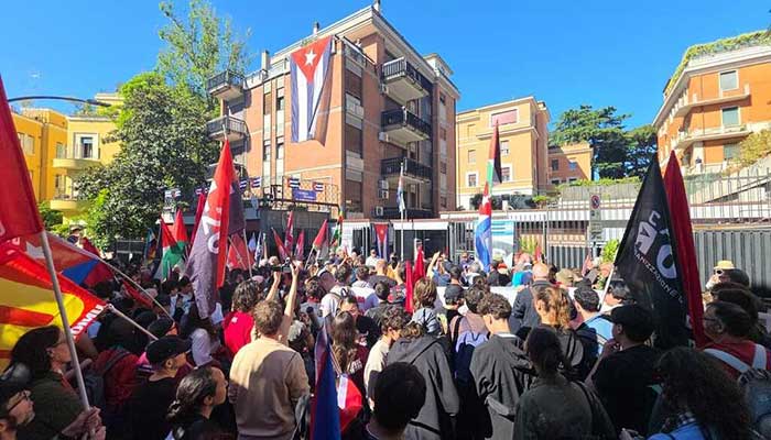 Las agrupaciones participantes en las marchas por el Día de la Liberación, decidieron hacer un alto frente a la embajada de Cuba.