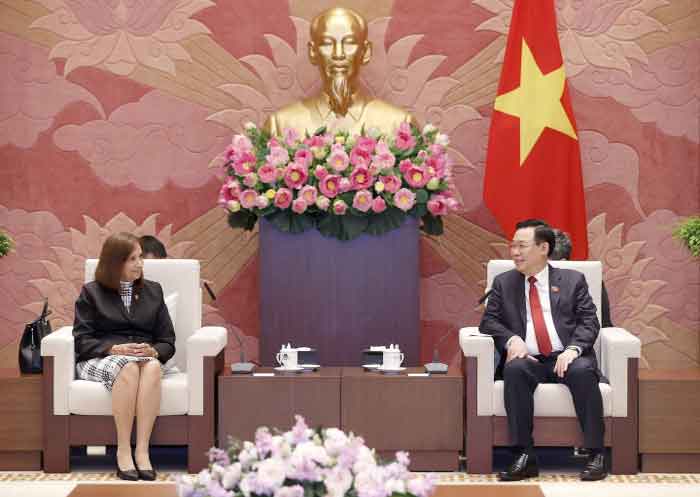 Mari Machado y su comitiva fueron recibidos por el presidente de la Asamblea Nacional, Vuong Dinh Hue