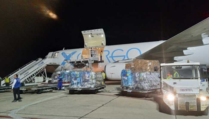 Este primer vuelo trajo seis almacenes móviles, dos torres de iluminación, doscientas capas y ocho tanques para agua.