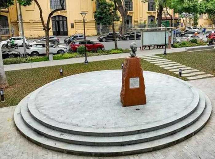 Díaz-Canel rindió homenaje a José Martí como parte de su visita oficial de tres días a Vietnam.
