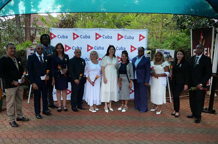 Condecoran a colaboradores internacionalistas cubanos en Zimbabwe.