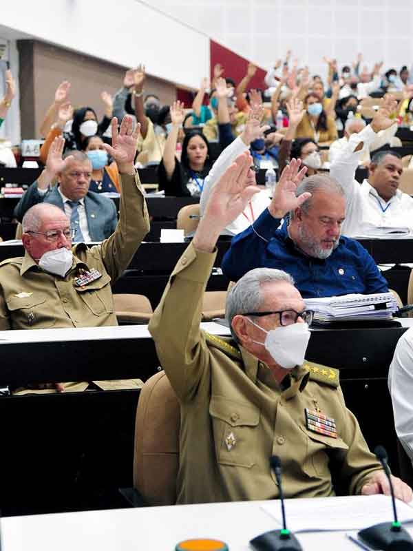 "As Fidel, Raúl and history taught us from 1868 to the present day, our duty is to make the Revolution advance and prevent the Revolution from making mistakes," said the Cuban President. Photo: Estudio Revolución