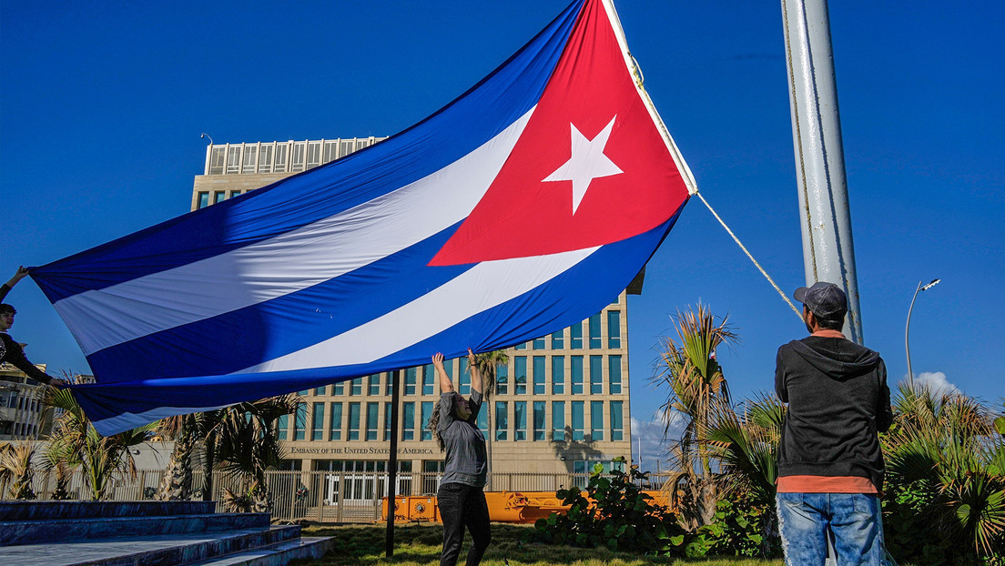 bandera cubana frente a la embajada de eeuu