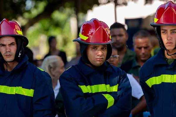 Bomberos honran a sus colegas caídos en incendio en Matanzas