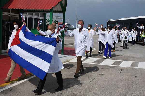 60 health collaborators are back in Cuba from Kuwait