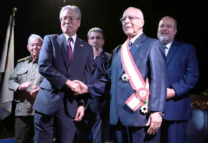 Cabrisas dijo que la condecoración con la que se le honra es un alto honor y un gran compromiso.