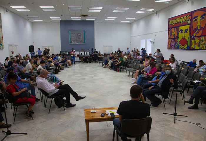 Encuentro del presidente cubano con los participantes en el Coloquio Patria