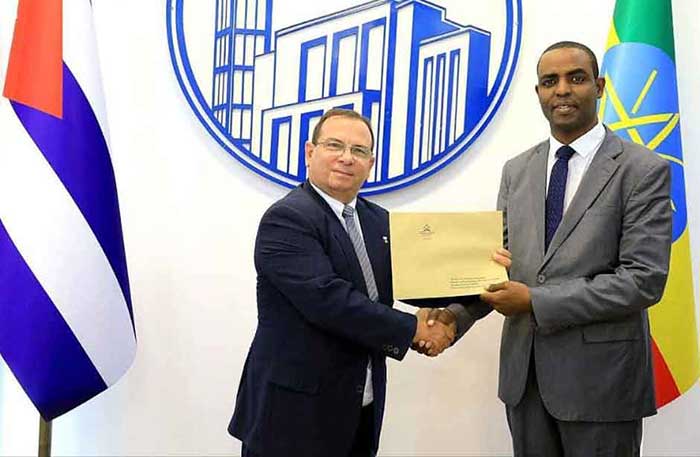 Fernando González Llort, al frente de la delegación cubana, se reunió con Bikila Hurissa, director de Relaciones Públicas e Internacionales de la agrupación política etíope.