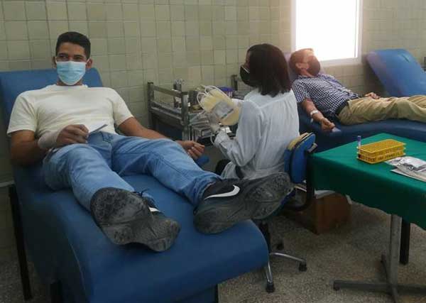 Ciudadanos de la capital donan sangre en muestra de solidaridad con los heridos tras explosión en La Habana