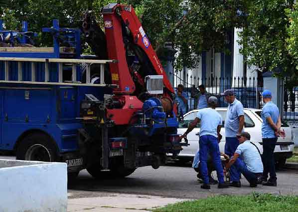 Brigades are working in Cuba to restore power service