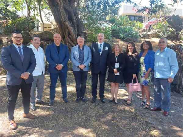 Cuban business people residing in Costa Rica along with the Minister and Vice Minister of Minister of Foreign Trade and Foreign Investment