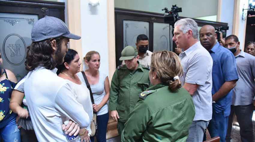 El presidente de Cuba, Miguel Díaz-Canel, conversó hoy con los familiares de los desaparecidos en el incendio de grandes proporciones