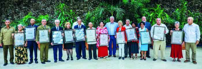 13 outstanding workers were granted the title of Labor Heroe on the occasion of May Day.