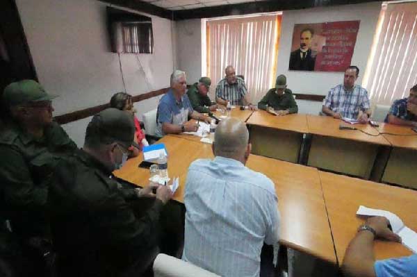 El presidente de Cuba, Miguel Díaz-Canel, encabeza una reunión del gobierno para evaluar el enfrentamiento al incendio