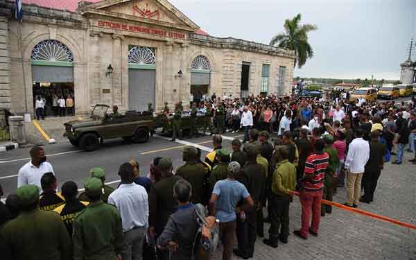 Raúl Castro y Díaz-Canel rinden tributo a fallecidos en incendio