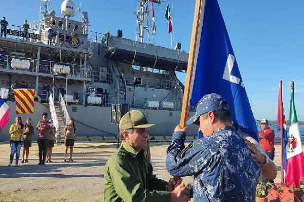 Representantes de instituciones cubanas impusieron a la tripulación del buque Libertador de la Armada mexicana la Medalla de la Amistad y la Bandera de Proeza Laboral.