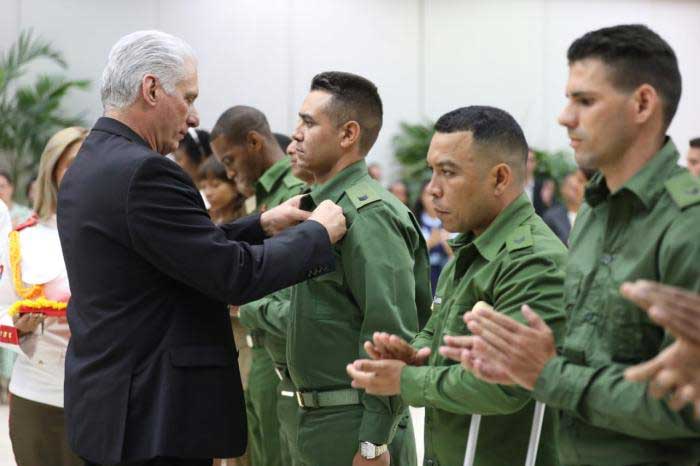 Condecoran a jóvenes destacados en acto por aniversarios de la UJC y la OPJM