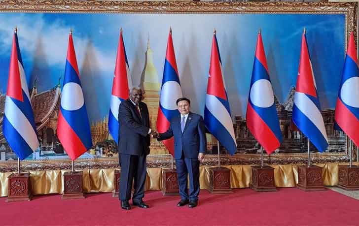  Lazo y su comitiva sostuvieron un encuentro de trabajo en la sede de la Asamblea Nacional de Laos.